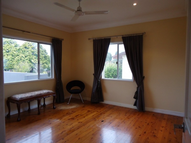 11 Kooroongah Street, Mount Lofty QLD 4350