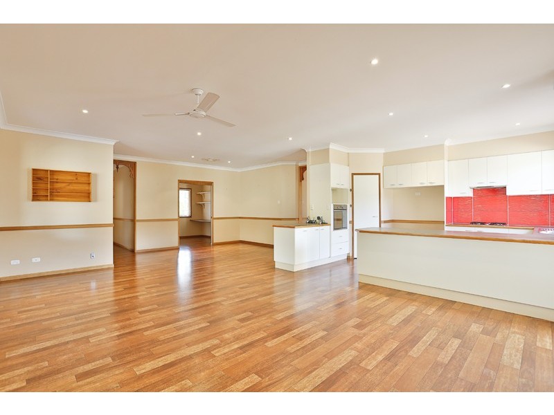 8 St Andrews Court, Middle Ridge QLD 4350