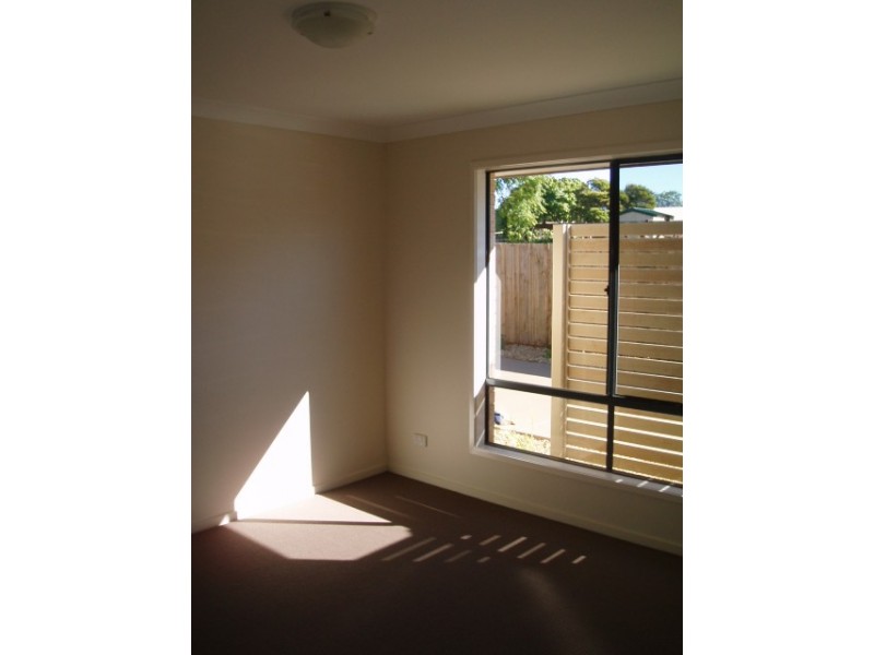 2/8 Gatfield Street, Newtown QLD 4350