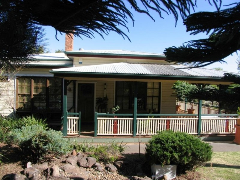 34 Range Street, Mount Lofty QLD 4350