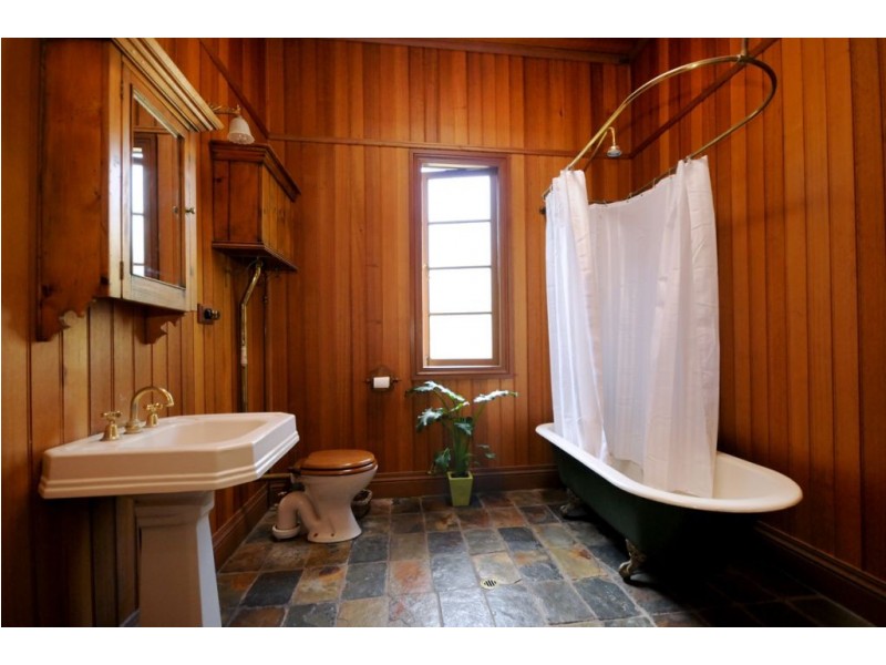 34 Range Street, Mount Lofty QLD 4350