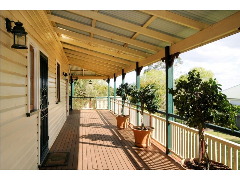 34 Range Street, Mount Lofty QLD 4350