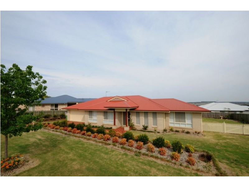 9 Finch Way, Highfields QLD 4352