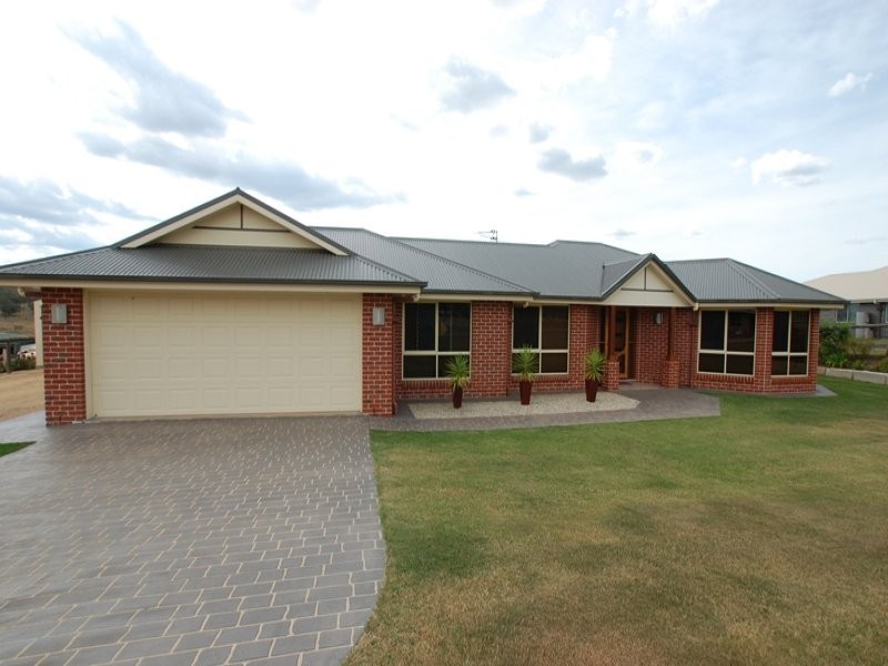 8 Kingfisher Court, Meringandan West QLD 4352