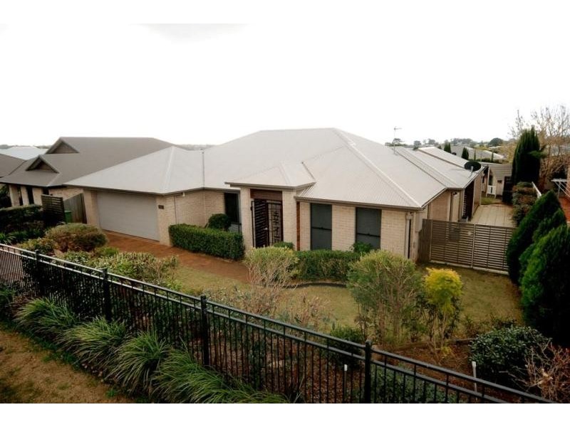 61 Pillar St, Middle Ridge QLD 4350