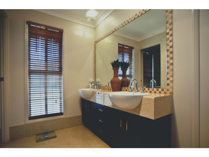 42 Holly Avenue, Highfields QLD 4352