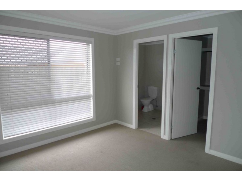 2/18 Sambar Court, Kearneys Spring QLD 4350