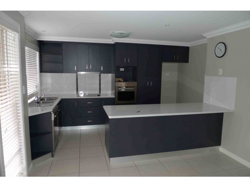 2/18 Sambar Court, Kearneys Spring QLD 4350