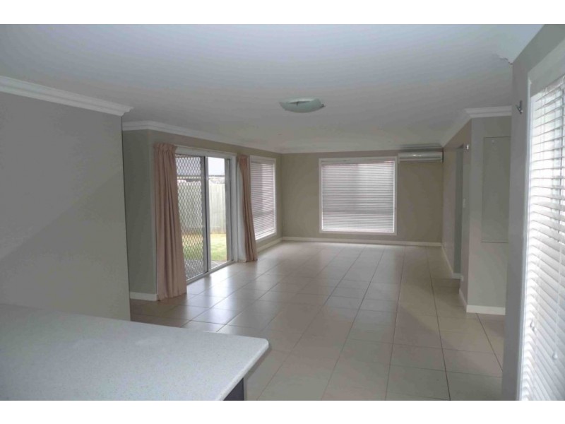 2/18 Sambar Court, Kearneys Spring QLD 4350