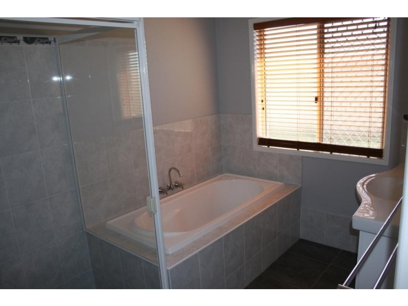 3 Punter Close, Glenvale QLD 4350