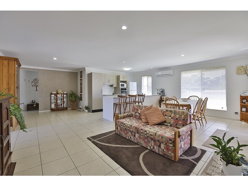 2 Kurrajong Court, Meringandan West QLD 4352