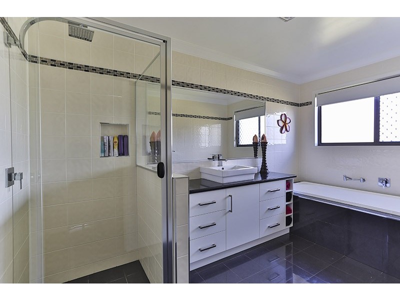 16 Ace Drive, Glenvale QLD 4350
