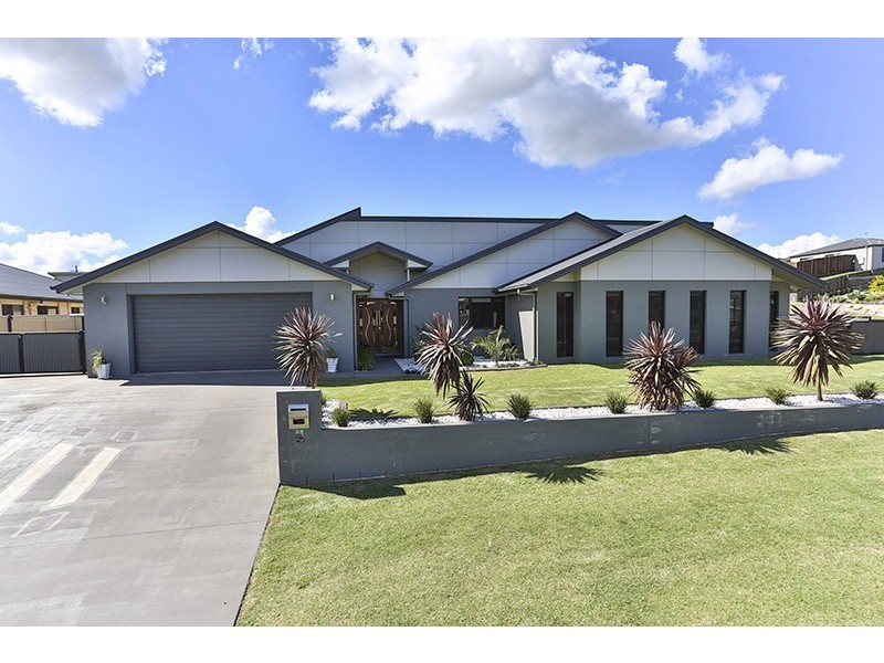 16 Ace Drive, Glenvale QLD 4350