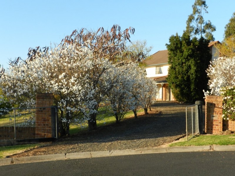 8 Lanbar Court, Glenvale QLD 4350