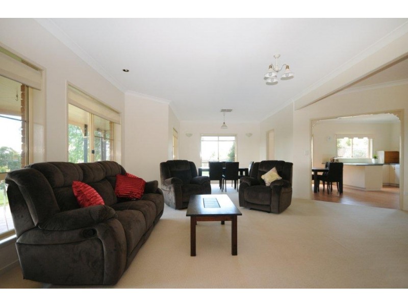 8 Lanbar Court, Glenvale QLD 4350