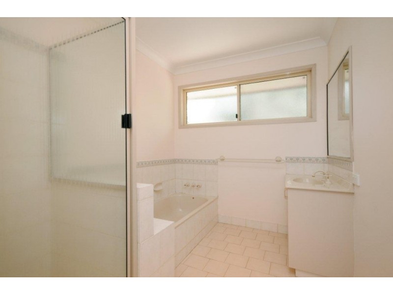 8 Lanbar Court, Glenvale QLD 4350