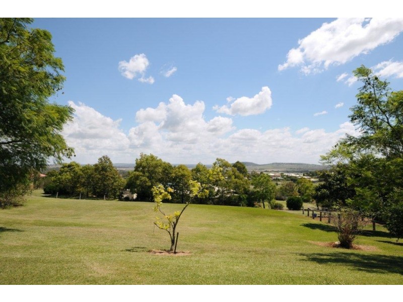 8 Lanbar Court, Glenvale QLD 4350