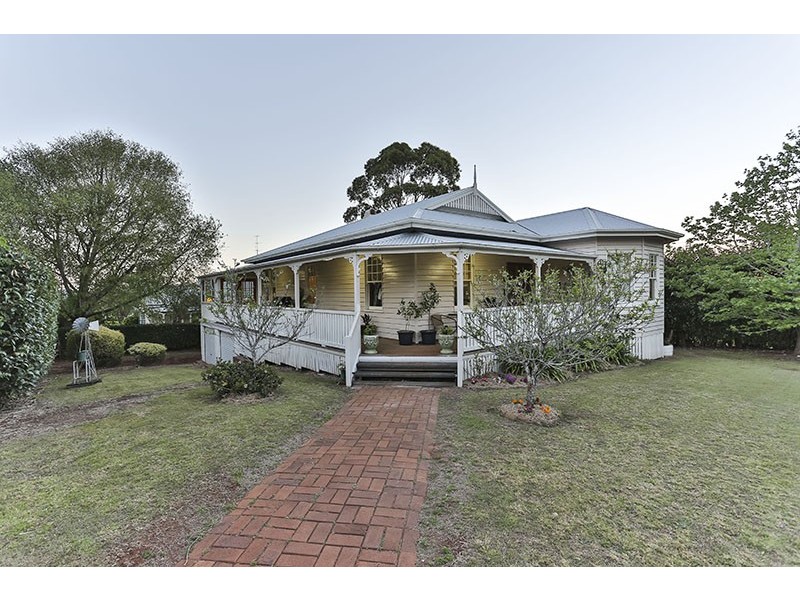 68 Jellicoe Street, Mount Lofty QLD 4350