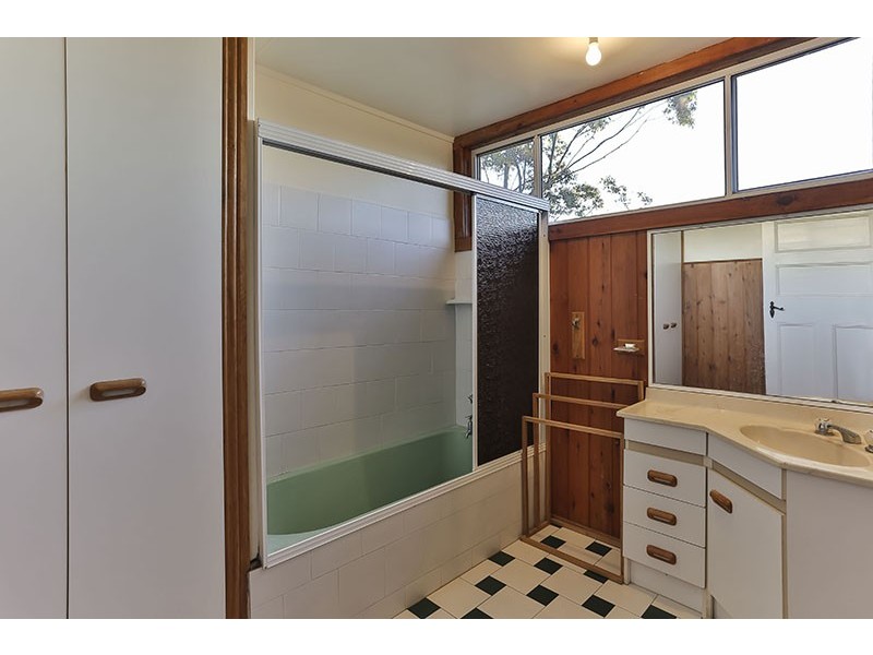 68 Jellicoe Street, Mount Lofty QLD 4350