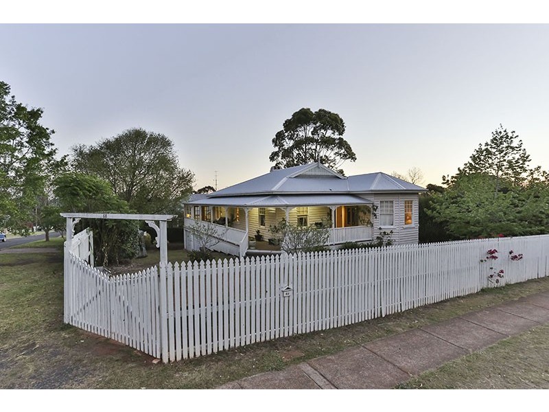 68 Jellicoe Street, Mount Lofty QLD 4350