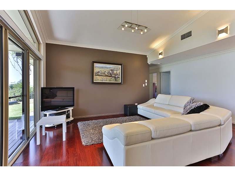 3 John Trousdell Ct, Cotswold Hills QLD 4350