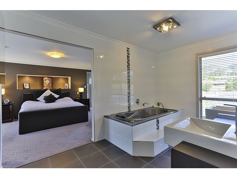 3 John Trousdell Ct, Cotswold Hills QLD 4350