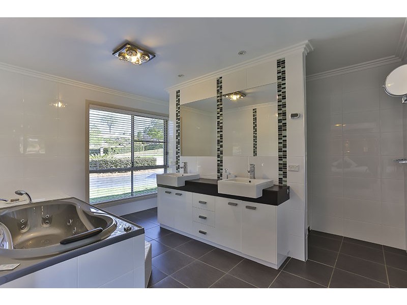 3 John Trousdell Ct, Cotswold Hills QLD 4350