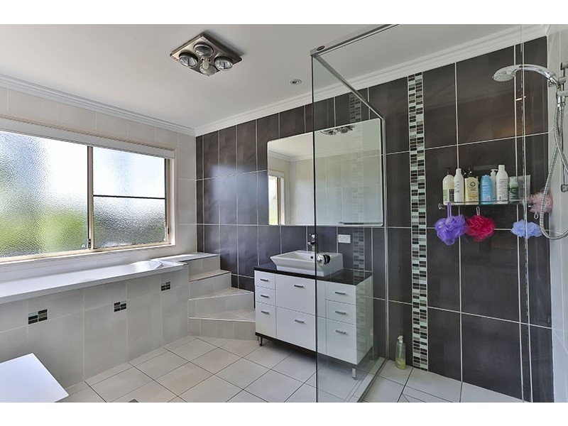 3 John Trousdell Ct, Cotswold Hills QLD 4350