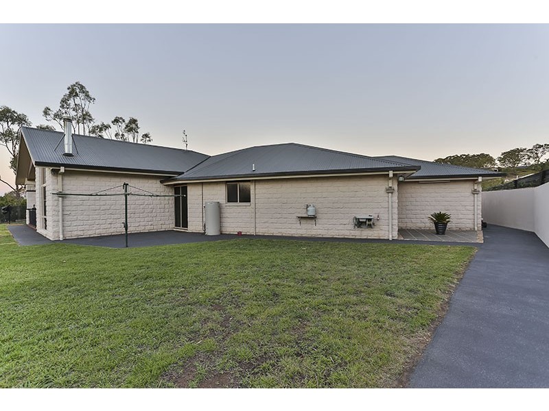 3 John Trousdell Ct, Cotswold Hills QLD 4350