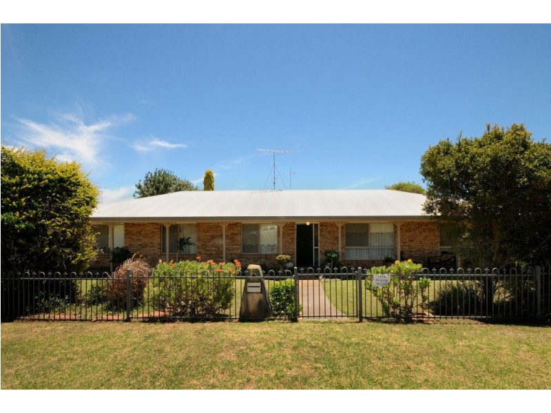 21 Lorraine Crescent, Centenary Heights QLD 4350