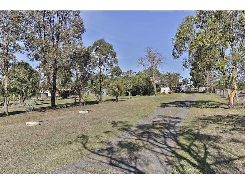 6 Clifford St, Meringandan West QLD 4352