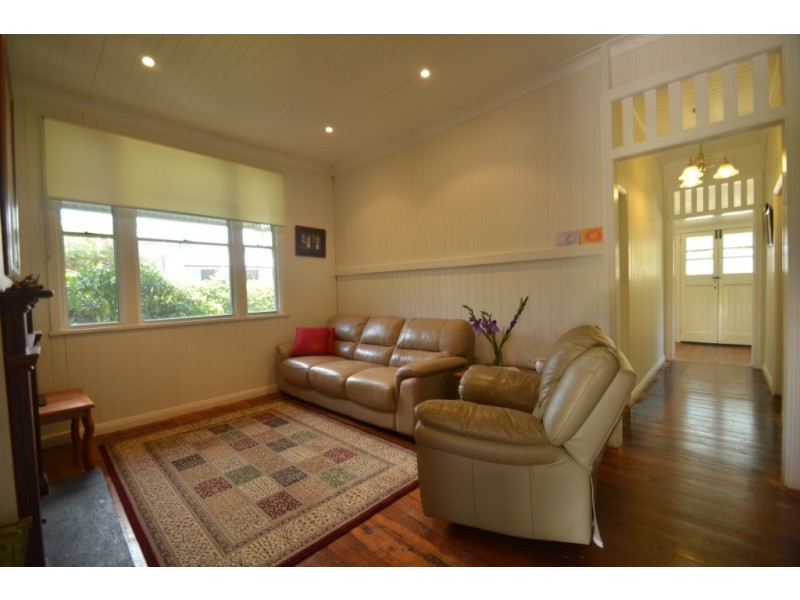 103 Bridge Street, Mount Lofty QLD 4350
