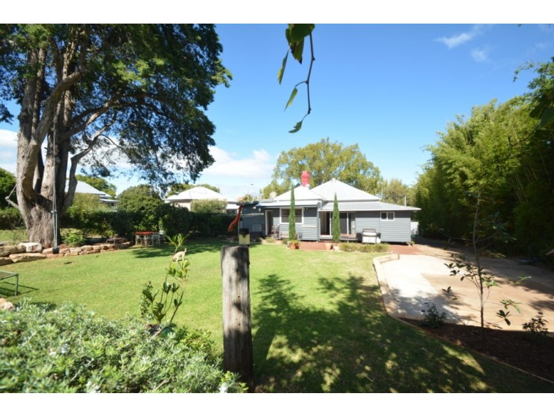 103 Bridge Street, Mount Lofty QLD 4350