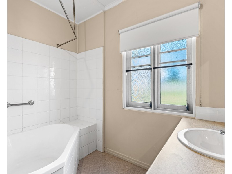 352 South Street, Harristown QLD 4350