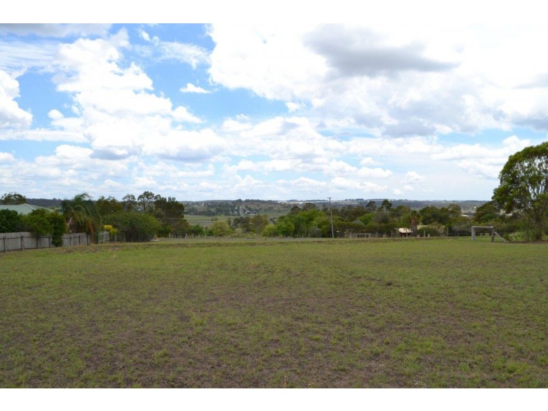 25 Clifford Street, Meringandan West QLD 4352