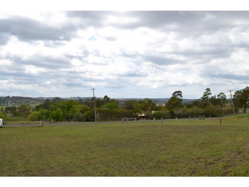 25 Clifford Street, Meringandan West QLD 4352
