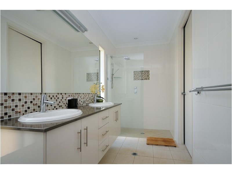 2 Greenway Close, Middle Ridge QLD 4350