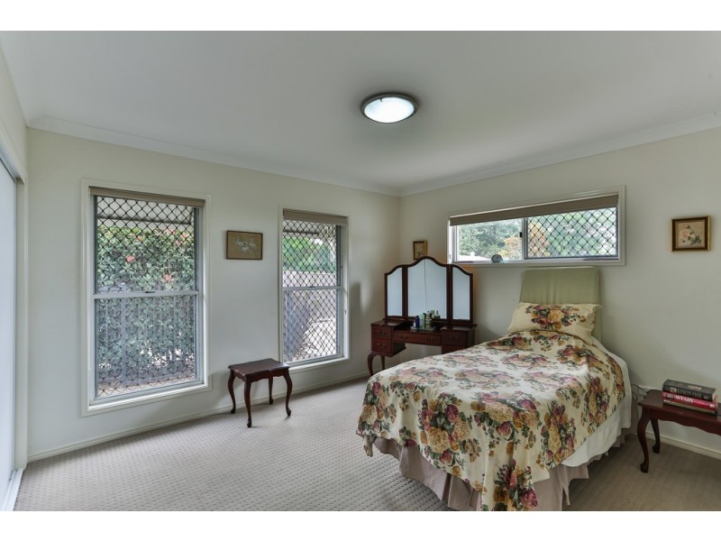 26 Rhyde Street, Mount Lofty QLD 4350