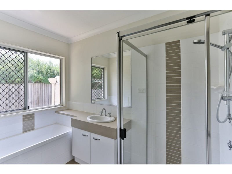 26 Rhyde Street, Mount Lofty QLD 4350