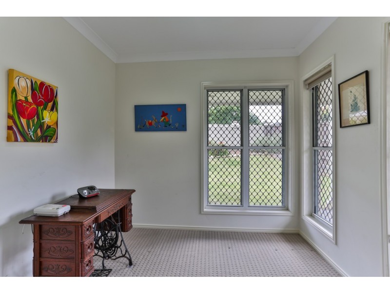 26 Rhyde Street, Mount Lofty QLD 4350