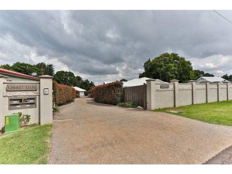 26 Rhyde Street, Mount Lofty QLD 4350