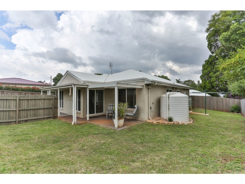 26 Rhyde Street, Mount Lofty QLD 4350