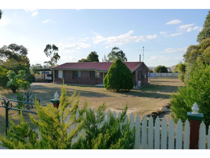 2 Eton Street, Cambooya QLD 4358