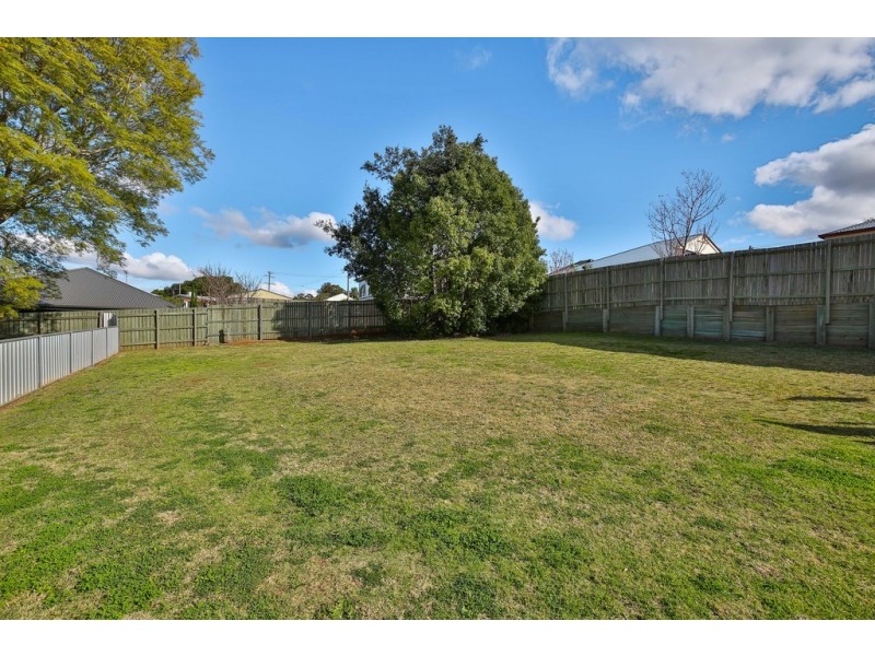 106a South Street, Centenary Heights QLD 4350