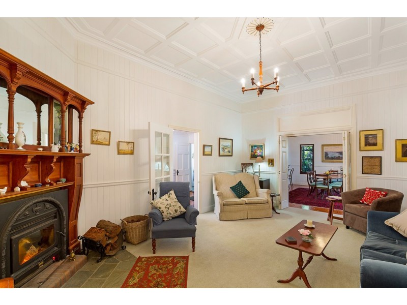 9 Owen Street, Mount Lofty QLD 4350