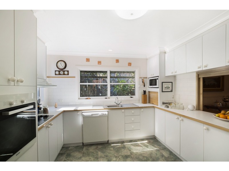 9 Owen Street, Mount Lofty QLD 4350