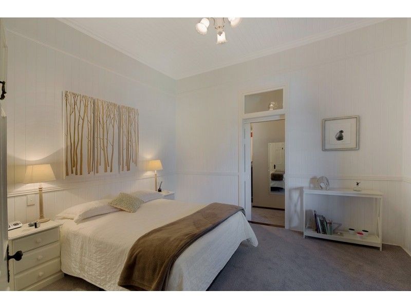 9 Owen Street, Mount Lofty QLD 4350