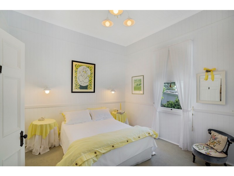 9 Owen Street, Mount Lofty QLD 4350