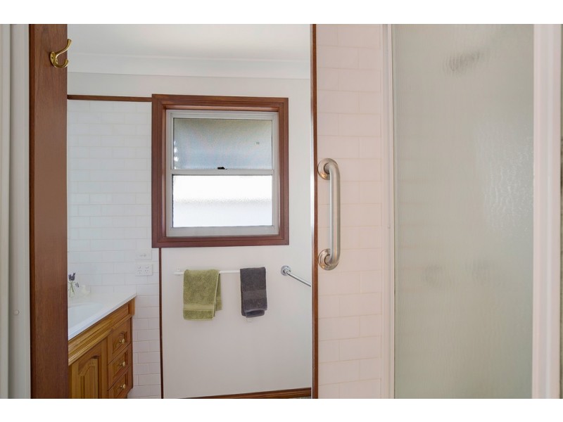 9 Owen Street, Mount Lofty QLD 4350