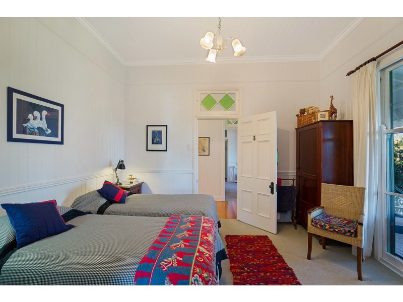 9 Owen Street, Mount Lofty QLD 4350